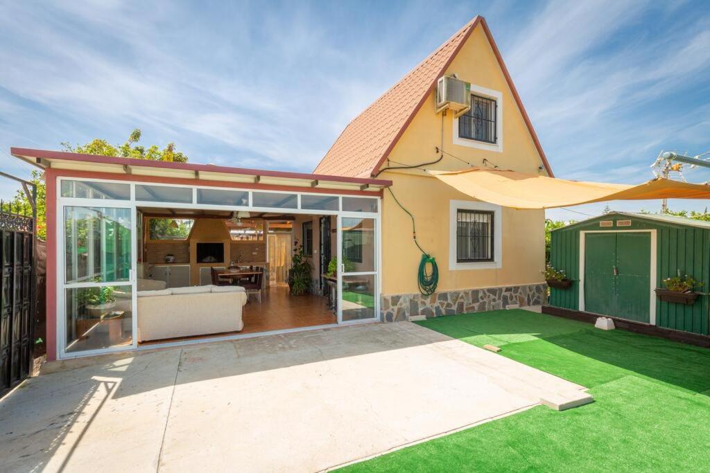 a house with a patio and a lawn at Casita entre naranjas in Formentera de Segura