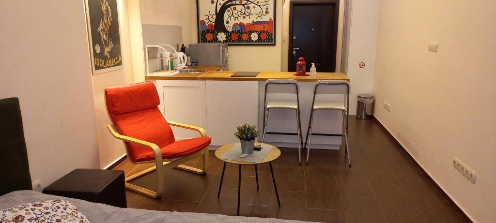uma cozinha com um balcão e duas cadeiras e uma mesa em Embassy Apartment em Sófia