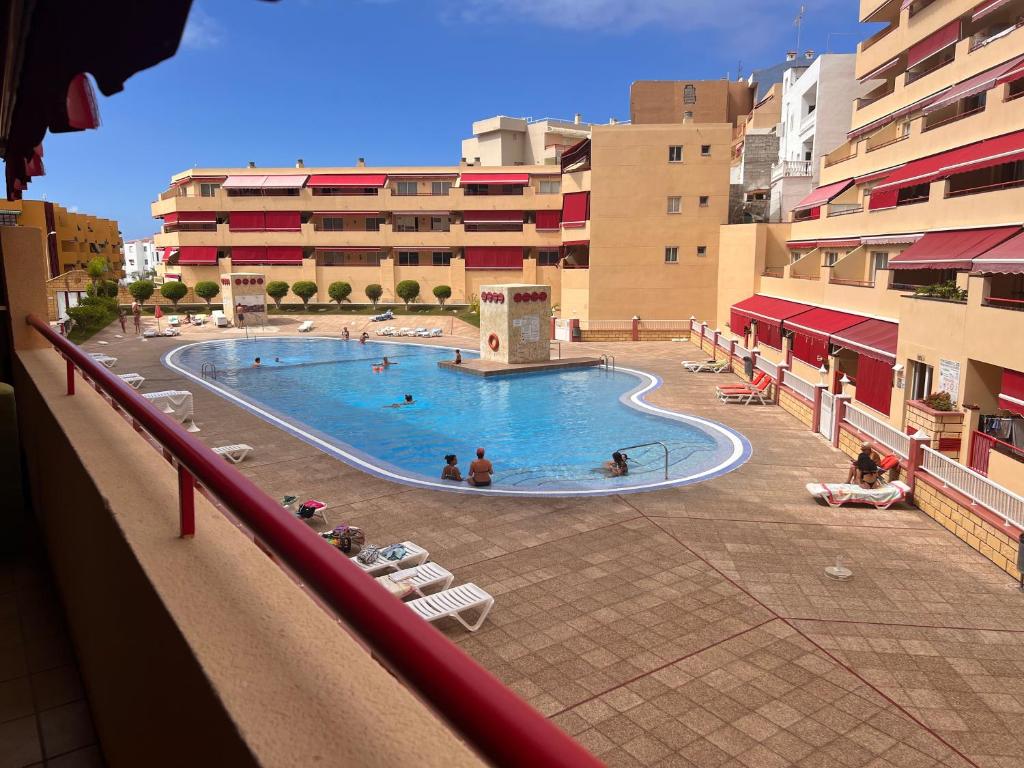 Una piscina en un edificio con gente dentro. en Jardín, en Puerto de Santiago