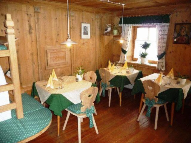 Restauracja lub miejsce do jedzenia w obiekcie Berggasthaus Agritur Moserhof
