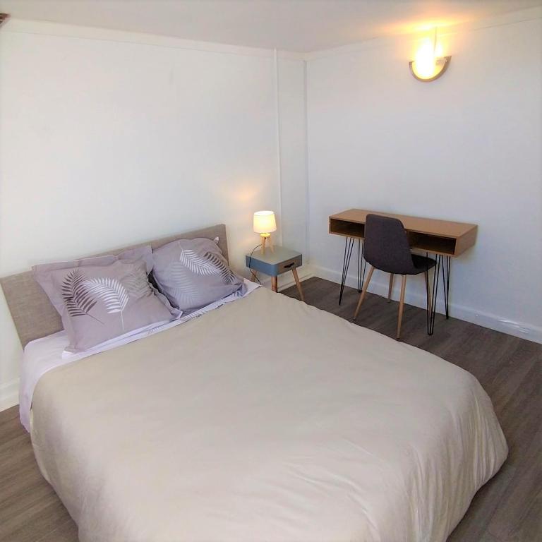 a bedroom with a large white bed and a desk at Halles Brauhauban Tarbes - T6 en collocation - Louez votre chambre in Tarbes