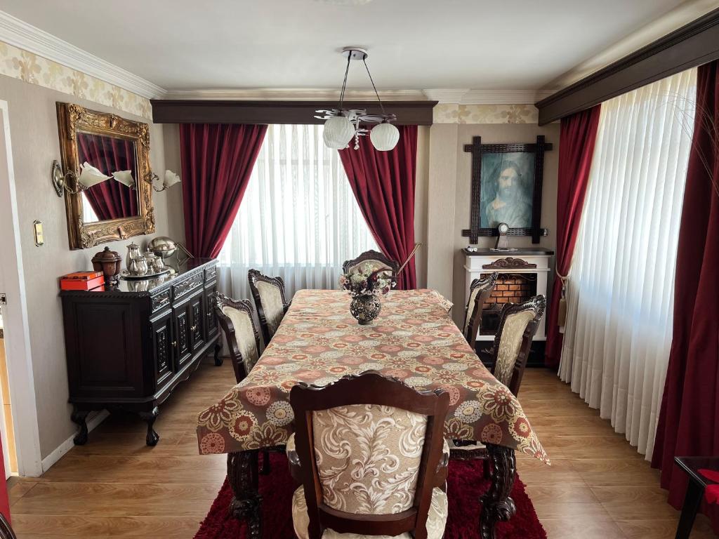 a dining room with a table and chairs at Departamento por Temporadas in La Paz