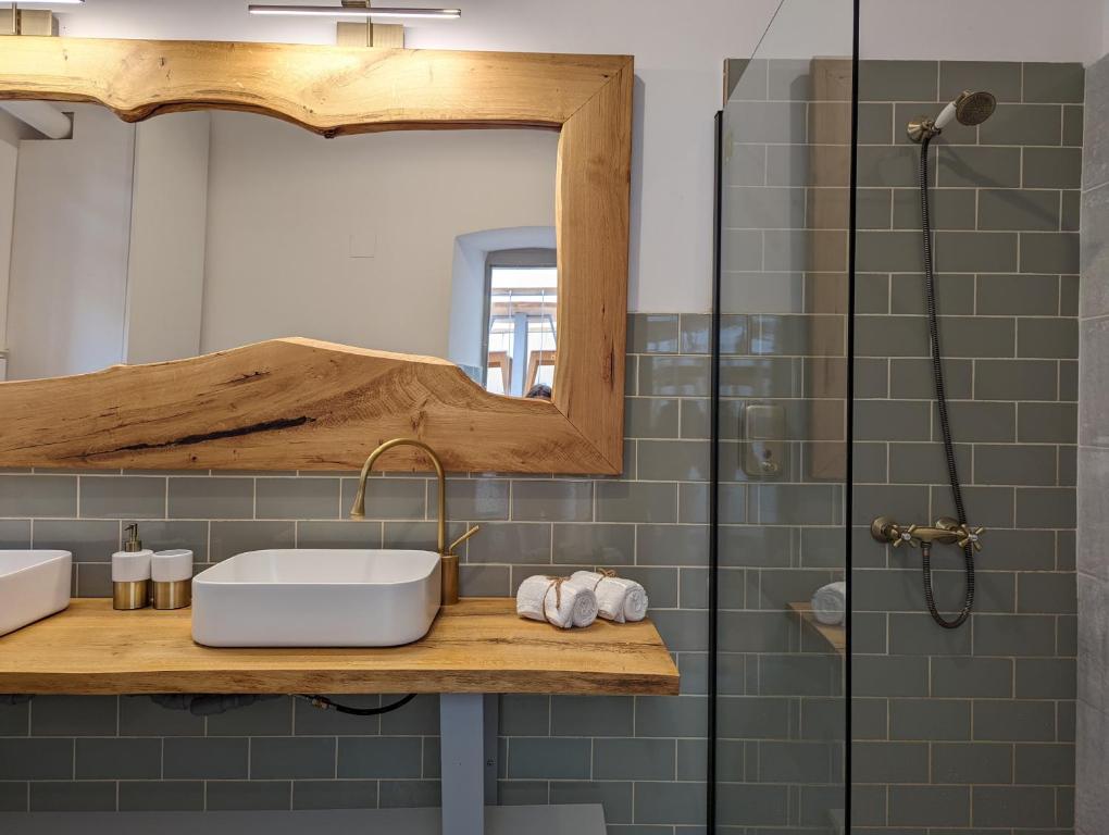 een badkamer met een wastafel en een spiegel bij Luminarium in Braşov