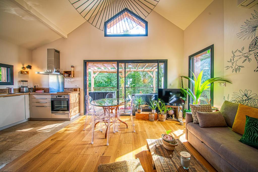 un salon avec un canapé et une table dans l'établissement Le Hameau de Barbette, à Coulounieix-Chamiers