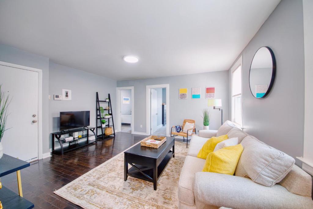 Apartment Beautiful Modern 2BR in Wooster Square, New Haven, USA