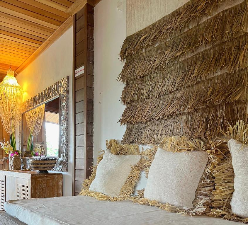 ein Schlafzimmer mit einem Bett mit einer großen Wand in der Unterkunft Iru Maldives in Thulusdhoo