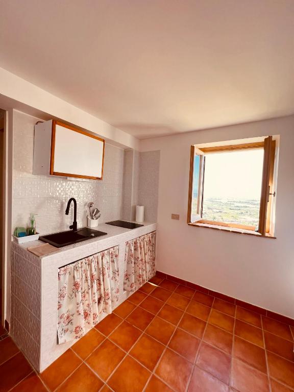 A kitchen or kitchenette at La bella vista