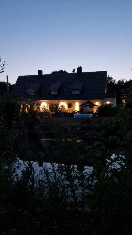 una casa iluminada por la noche con luces en Ferienwohnung Ollywood, Natur pur im Westerwald, 2 bis 4 Personen, 