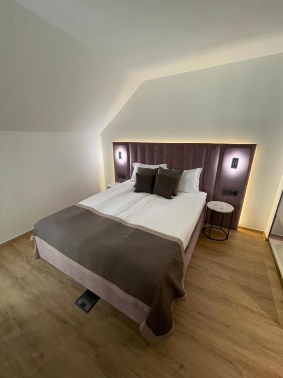 Postel nebo postele na pokoji v ubytování Bayer's City Hotel