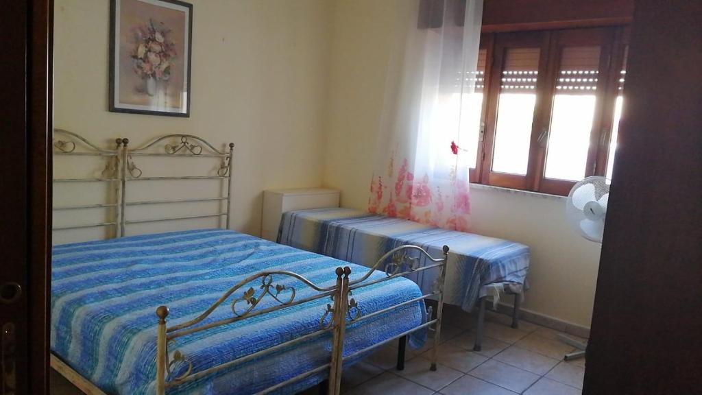 una camera con due letti e una finestra di Casa indipendente Castro a Castro di Lecce