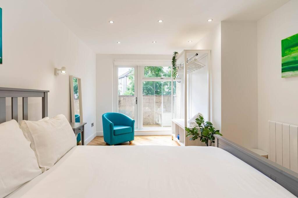Central, Bright 2 Bed Flat - Pool & Sauna - Two-Bedroom Apartment
