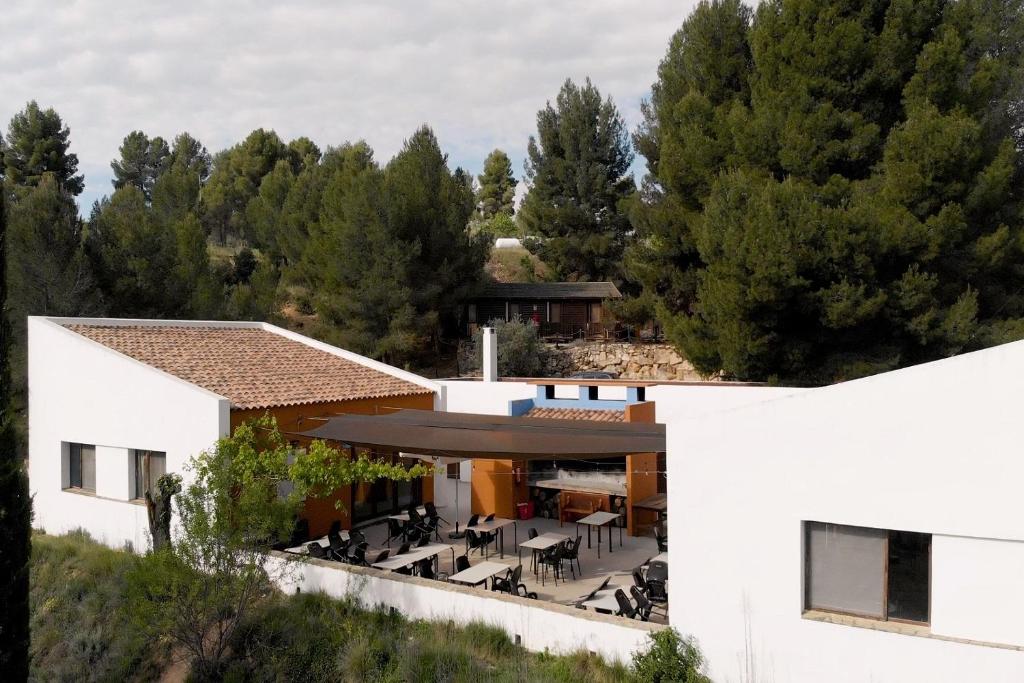 una vista aérea de una casa blanca con mesas y sillas en Slow Life Camping Venta del Moro en Venta del Moro