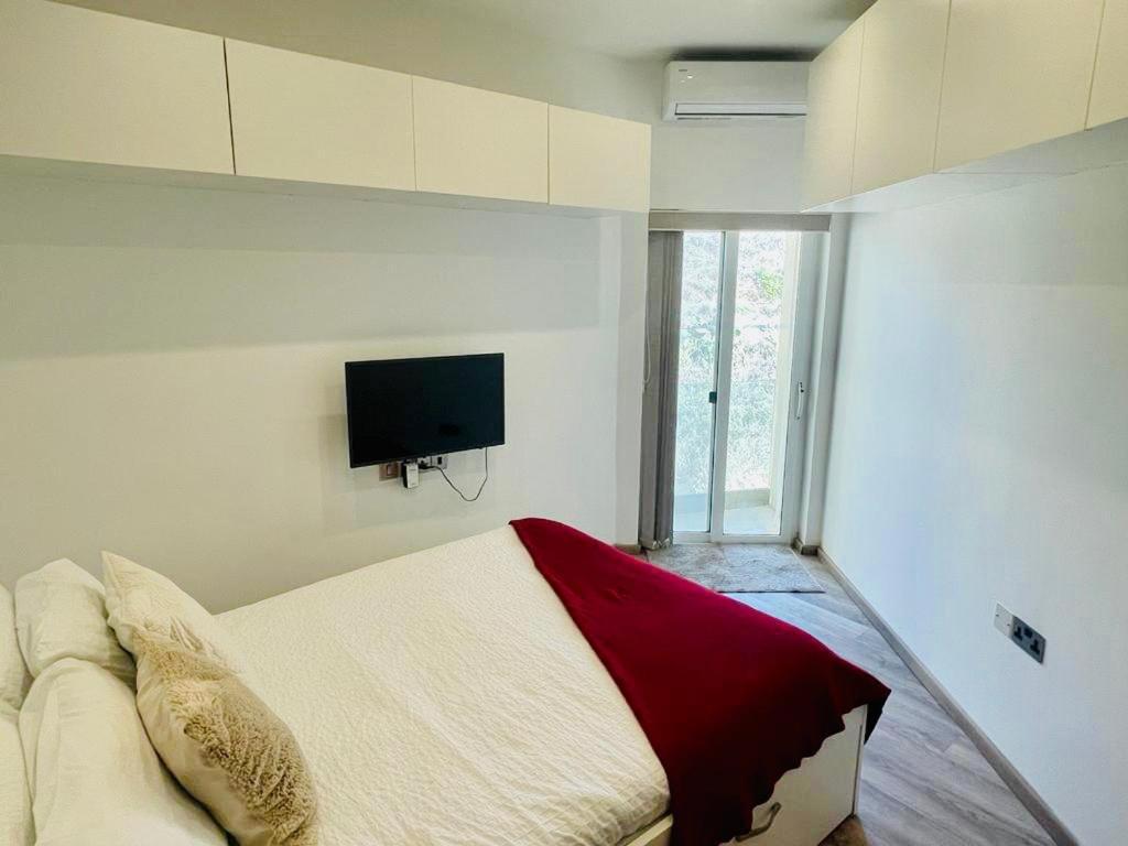 Voodi või voodid majutusasutuse Beach front High End apartment, direct sea views. toas