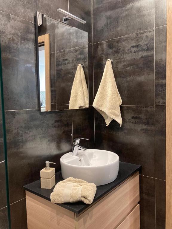Vannituba majutusasutuses Beach front High End apartment, direct sea views.