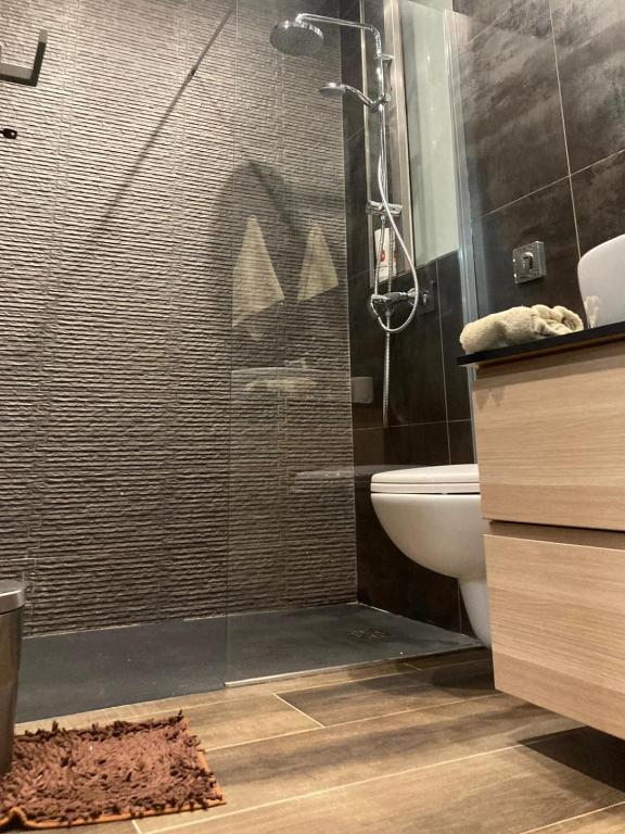 Vannituba majutusasutuses Beach front High End apartment, direct sea views.