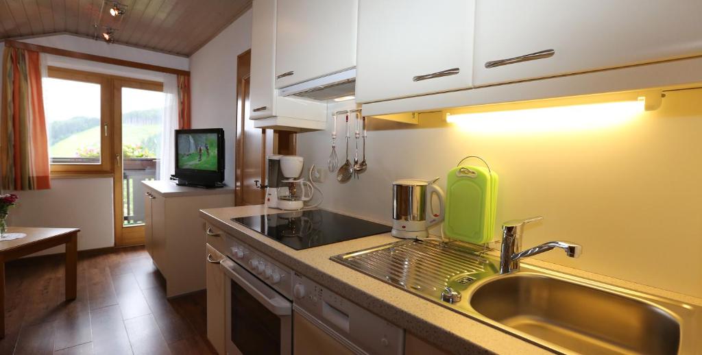 Kuchyň nebo kuchyňský kout v ubytování Appartement Hubner