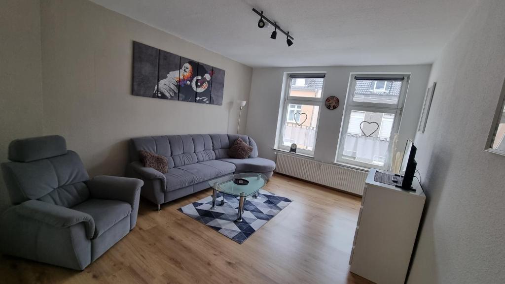 uma sala de estar com um sofá e uma cadeira em FeWo Resse em Gelsenkirchen