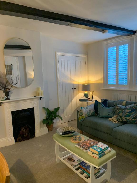 ein Wohnzimmer mit einem Sofa und einem Tisch in der Unterkunft Hideaway Holiday Apartment in Salisbury