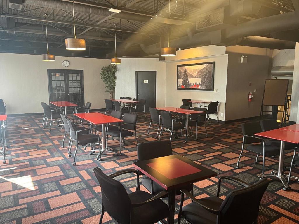 Super 8 by Wyndham Macleod Trail Calgary - Resim 35