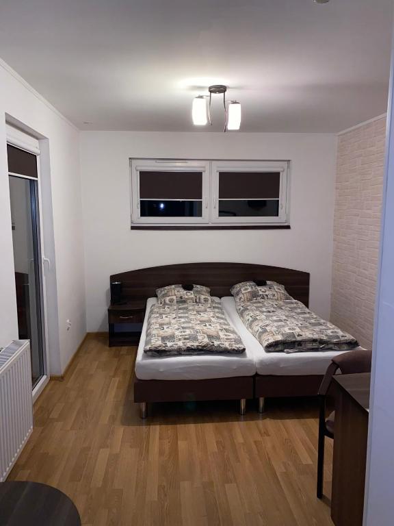 Postel nebo postele na pokoji v ubytování Zajazd Kadar