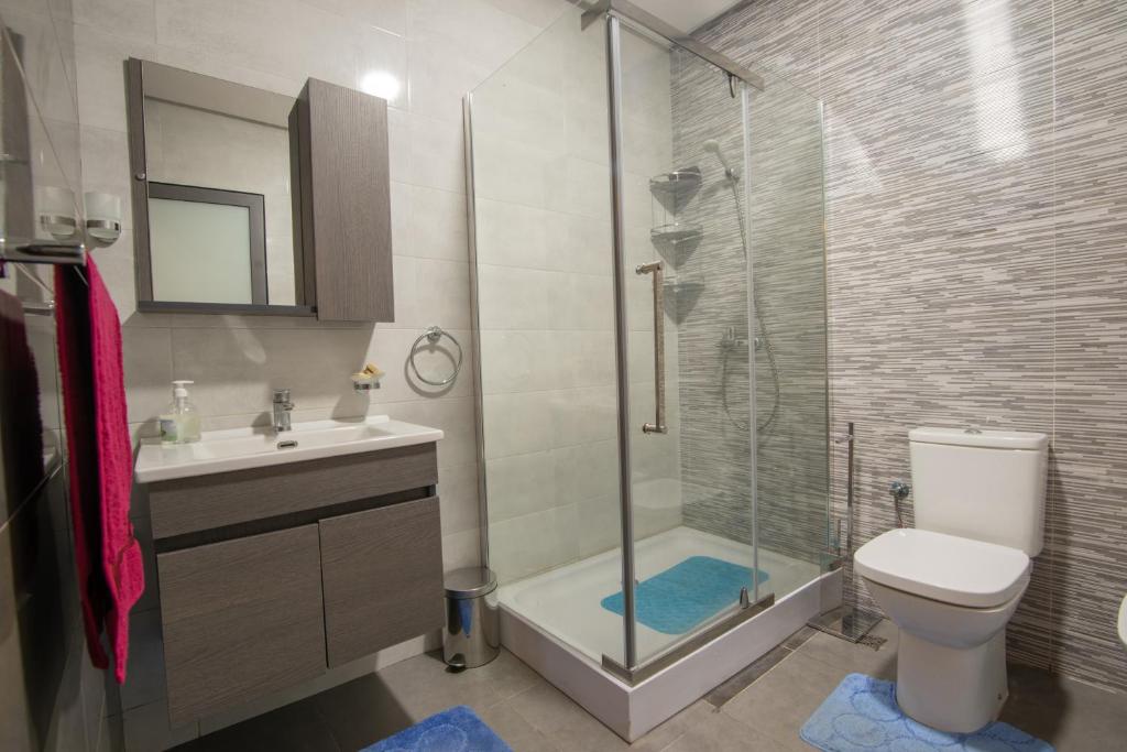 Koupelna v ubytování Adam's Apartments,Self CheckIn 6 Mins to Beach Downtown Fiber Optic WiFi Free Parking Same Rules as Hotels