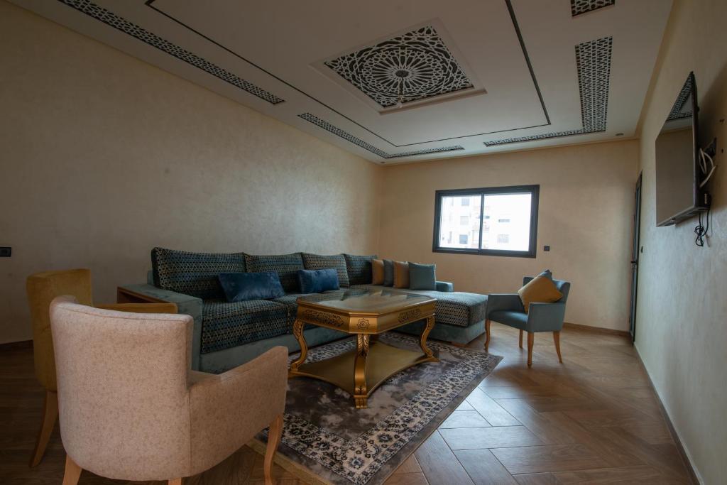 Posezení v ubytování Adam's Apartments,Self CheckIn 6 Mins to Beach Downtown Fiber Optic WiFi Free Parking Same Rules as Hotels