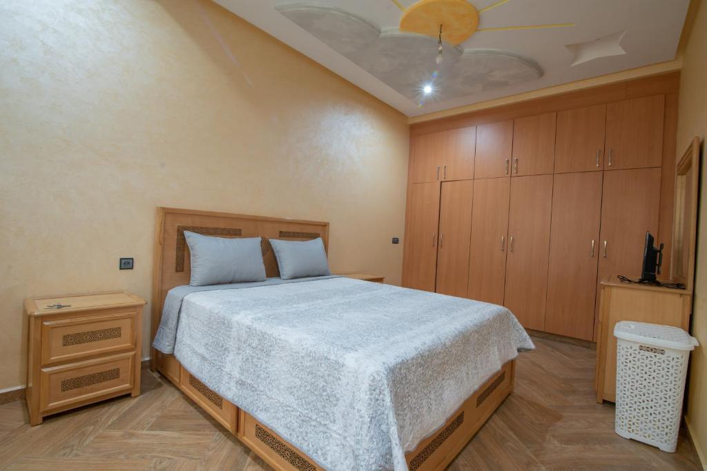 Postel nebo postele na pokoji v ubytování Adam's Apartments,Self CheckIn 6 Mins to Beach Downtown Fiber Optic WiFi Free Parking Same Rules as Hotels