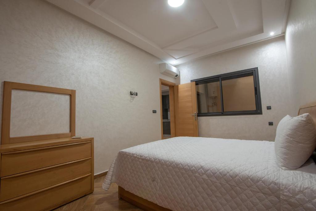 Postel nebo postele na pokoji v ubytování Adam's Apartments,Self CheckIn 6 Mins to Beach Downtown Fiber Optic WiFi Free Parking Same Rules as Hotels