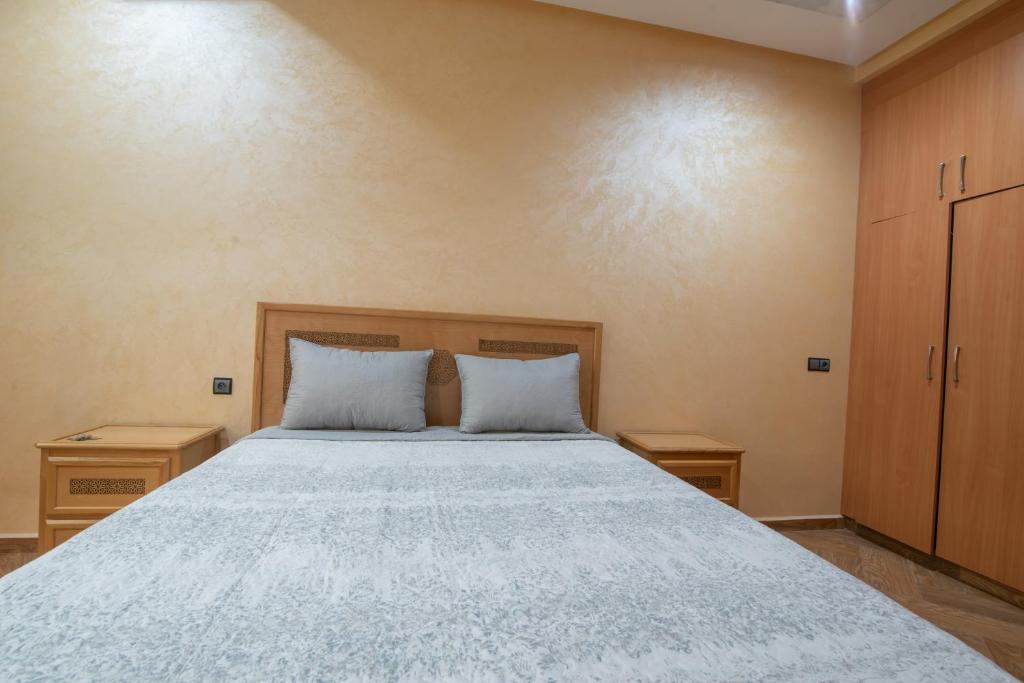 Postel nebo postele na pokoji v ubytování Adam's Apartments,Self CheckIn 6 Mins to Beach Downtown Fiber Optic WiFi Free Parking Same Rules as Hotels