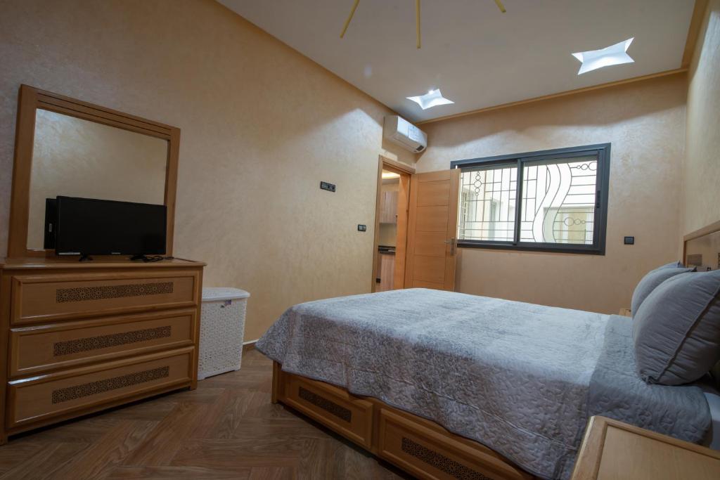 Postel nebo postele na pokoji v ubytování Adam's Apartments,Self CheckIn 6 Mins to Beach Downtown Fiber Optic WiFi Free Parking Same Rules as Hotels