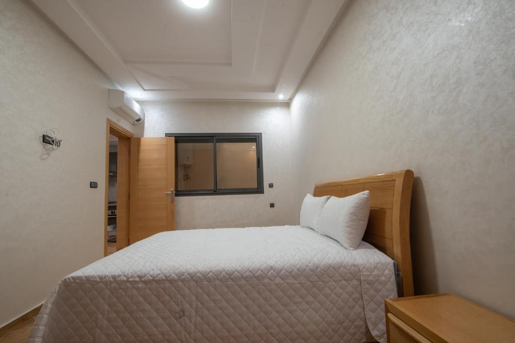 Postel nebo postele na pokoji v ubytování Adam's Apartments,Self CheckIn 6 Mins to Beach Downtown Fiber Optic WiFi Free Parking Same Rules as Hotels