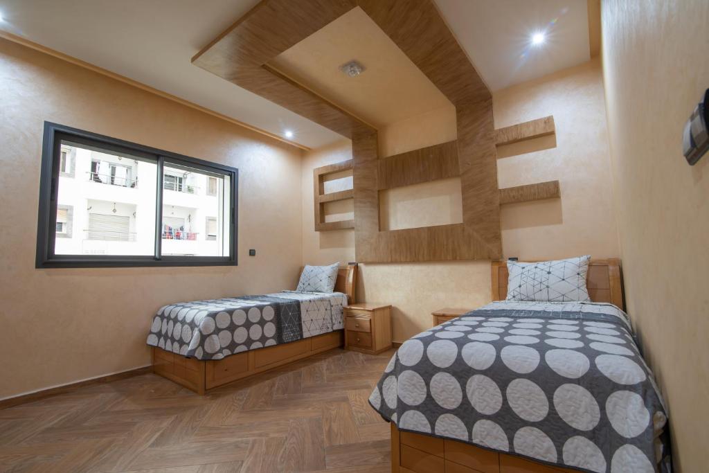 Postel nebo postele na pokoji v ubytování Adam's Apartments,Self CheckIn 6 Mins to Beach Downtown Fiber Optic WiFi Free Parking Same Rules as Hotels
