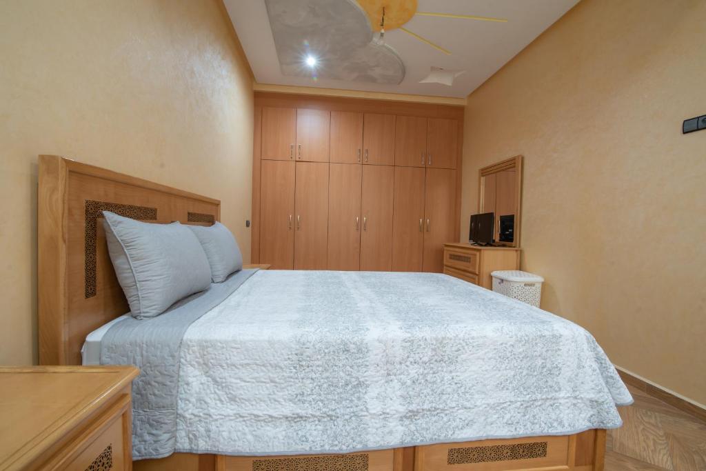Postel nebo postele na pokoji v ubytování Adam's Apartments,Self CheckIn 6 Mins to Beach Downtown Fiber Optic WiFi Free Parking Same Rules as Hotels