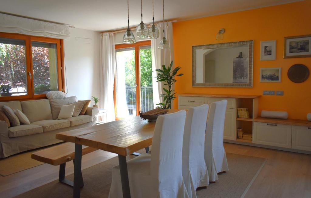 ein Wohnzimmer mit einem Holztisch und weißen Stühlen in der Unterkunft CividaleMia, casa vacanza in Cividale del Friuli