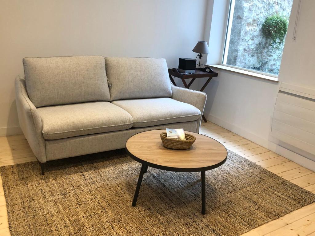 un salon avec un canapé et une table dans l'établissement Les Galets, à Saint-Valery-sur-Somme