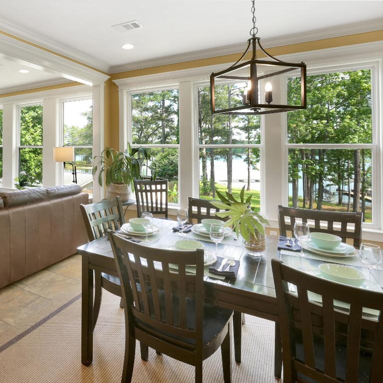 Luxury Lakefront Cottage, Clarks Hill Lake with deep water dock year