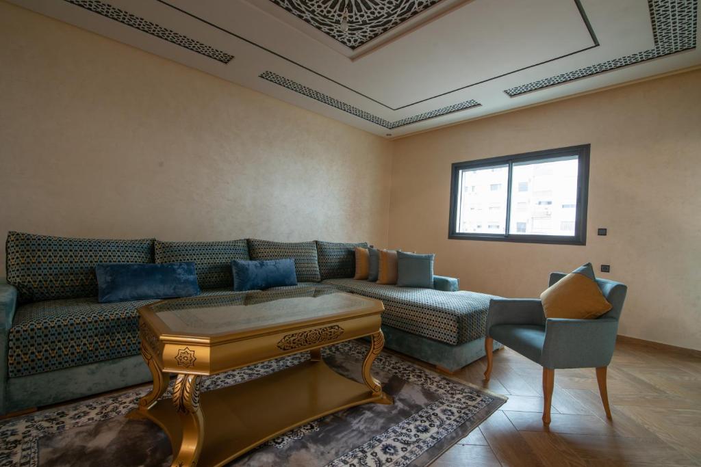 Posezení v ubytování Adam's Apartments,Self CheckIn 6 Mins to Beach Downtown Fiber Optic WiFi Free Parking Same Rules as Hotels