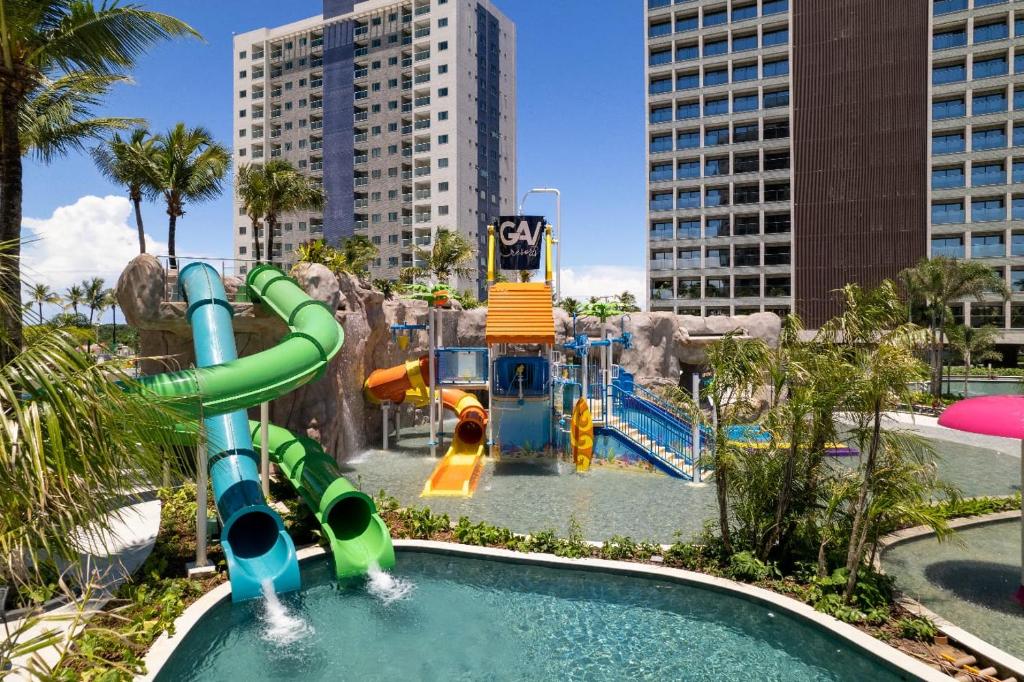 um parque aquático com escorrega aquático em Salinas Premium Resort em Salinópolis