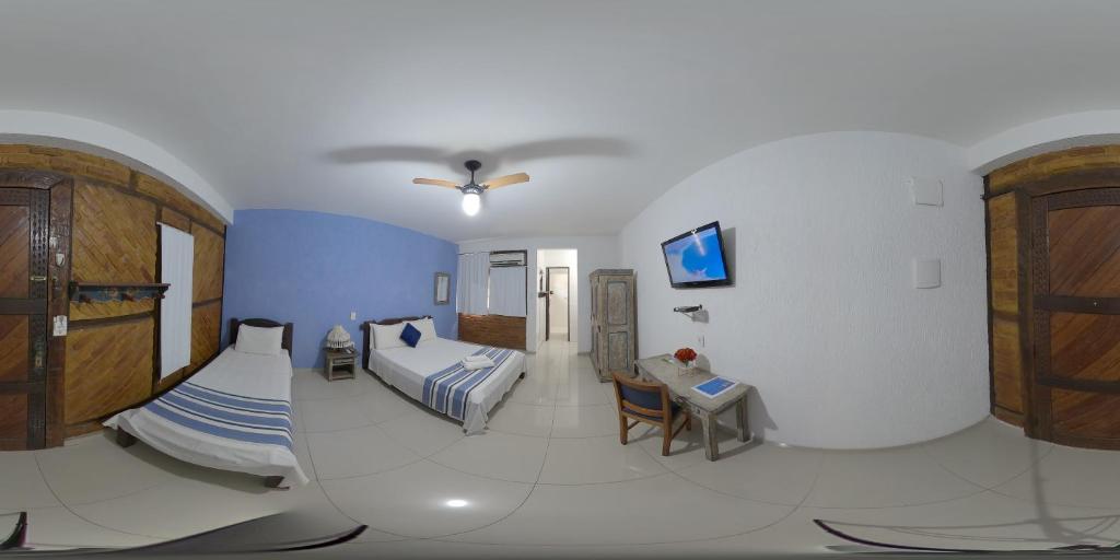 - une chambre avec 2 lits et une table dans l'établissement Quari Quara BY MN Hotéis, à Rio das Ostras