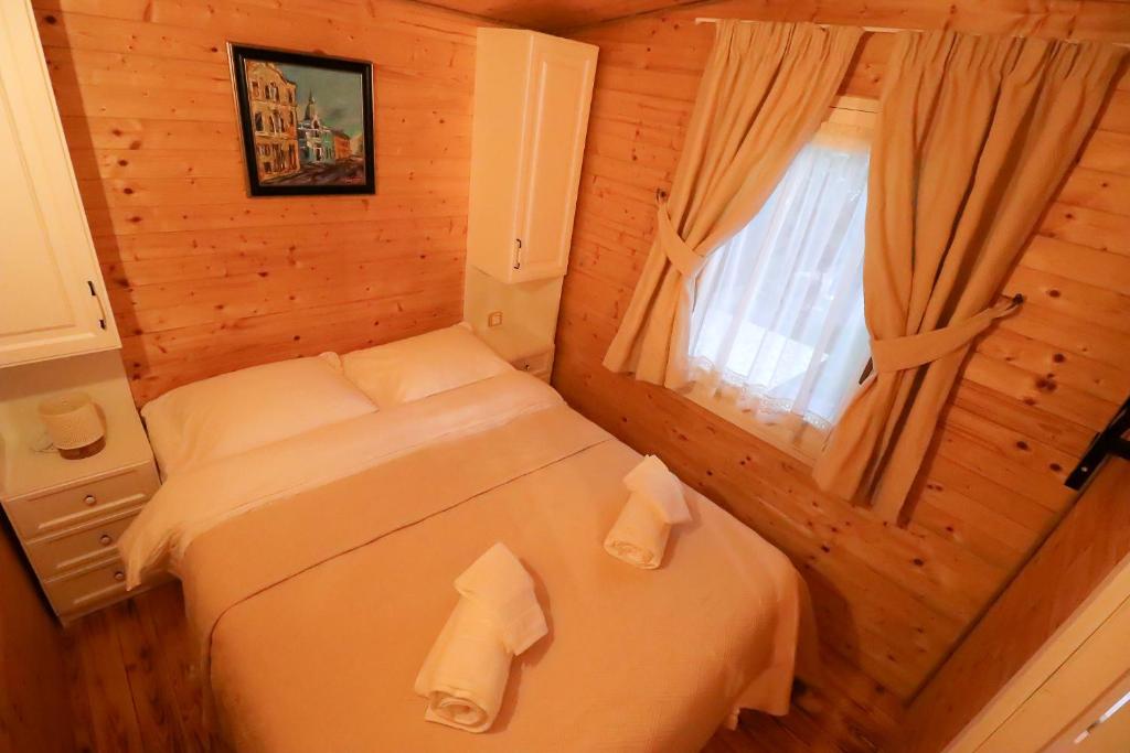 Ένα ή περισσότερα κρεβάτια σε δωμάτιο στο Căsuța din vale