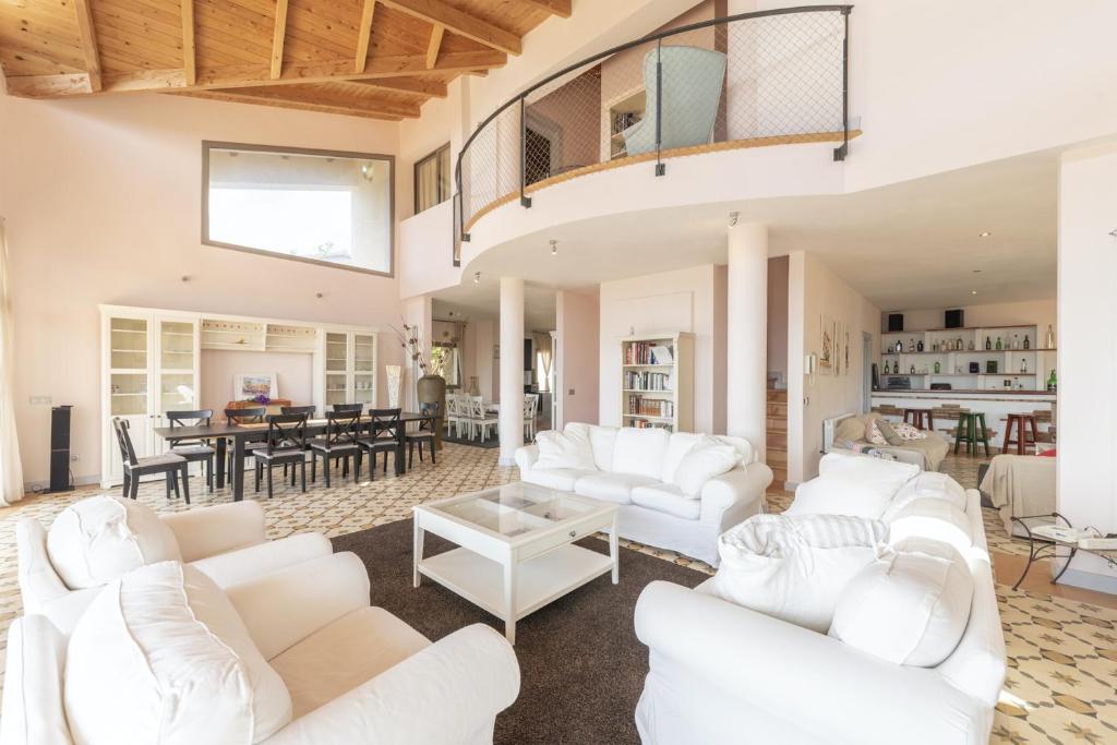 Posedenie v ubytovaní Spacious villa with sea view in Olivella + private pool