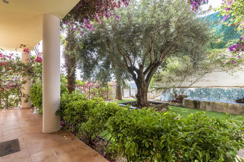 Vonkajšia záhrada v ubytovaní Spacious villa with sea view in Olivella + private pool