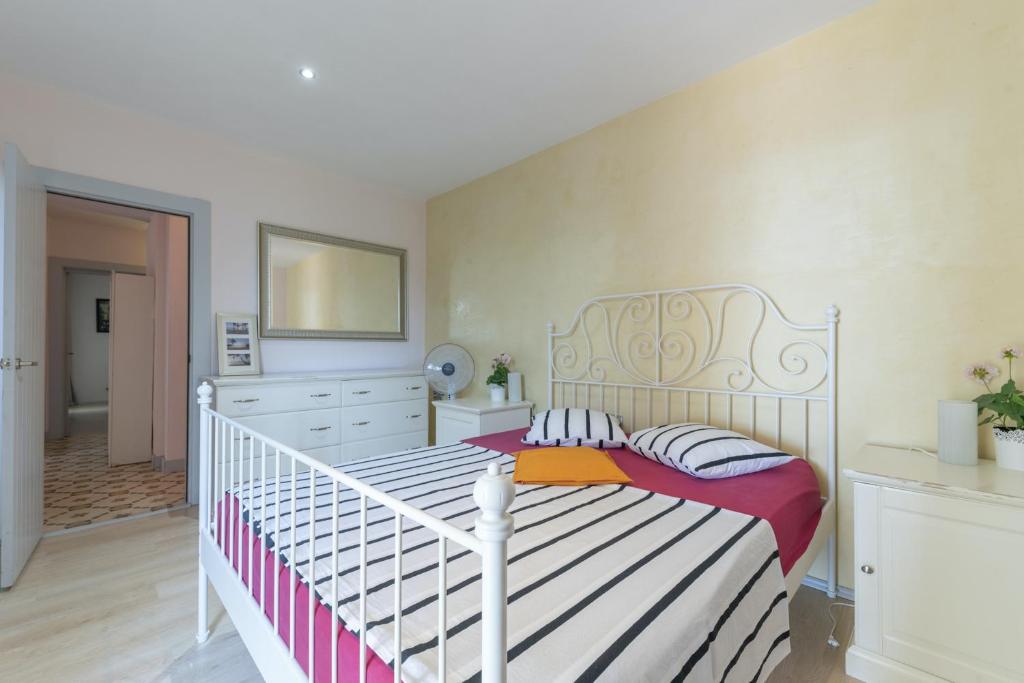 Posteľ alebo postele v izbe v ubytovaní Spacious villa with sea view in Olivella + private pool