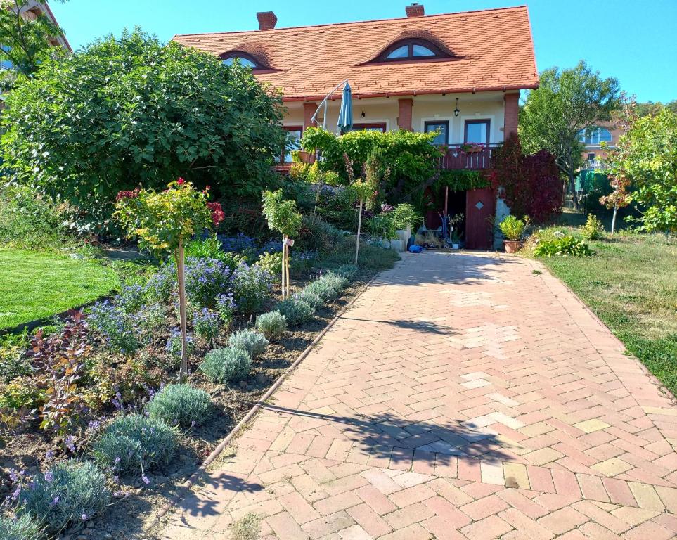 Vonkajšia záhrada v ubytovaní Hajnal Vendégház Balatonfüred