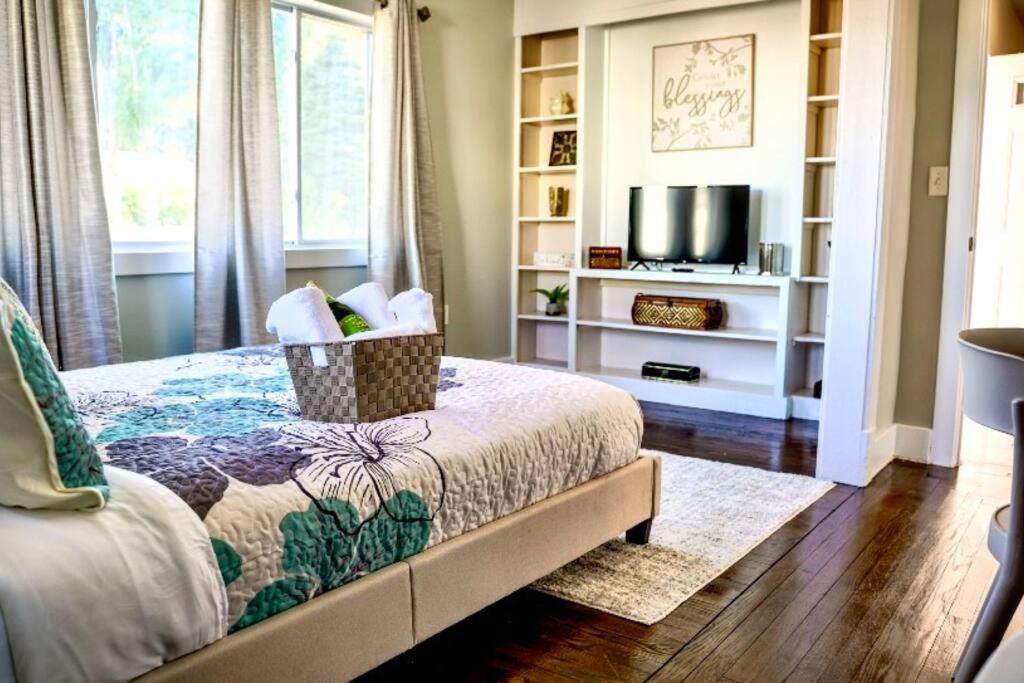 1 dormitorio con 1 cama y TV en una habitación en Fabulous Two Bedroom in Groton, en Groton