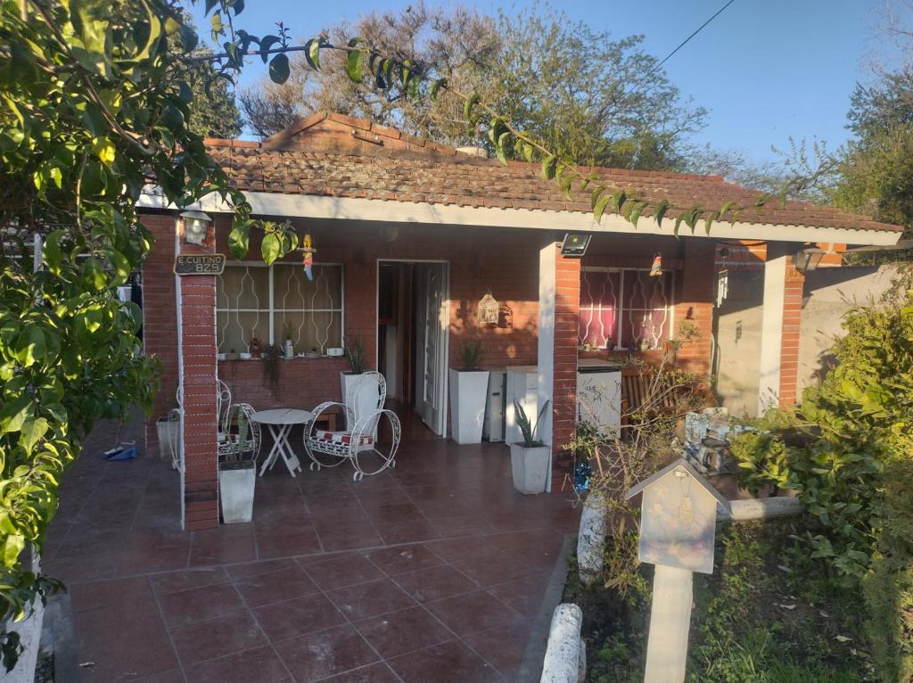 a small house with a patio with a table at Cabaña para disfrutar en cualquier ocasión. in Burzaco