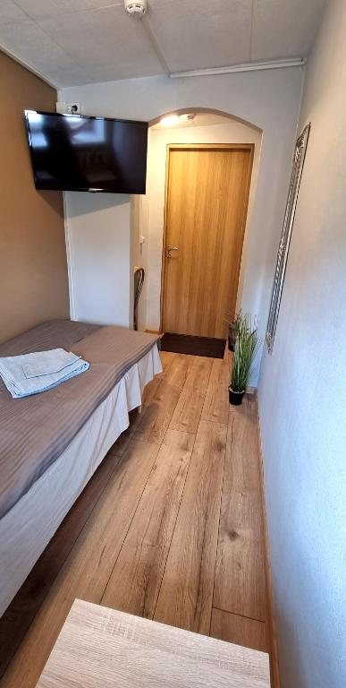 Postel nebo postele na pokoji v ubytování Cinema Hostel Järvakandi
