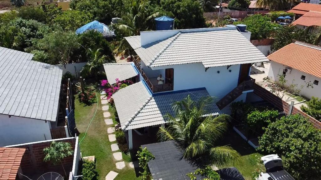 eine Draufsicht auf ein Haus mit weißen Dächern in der Unterkunft Chalé Estrela da Barra in Barra Grande