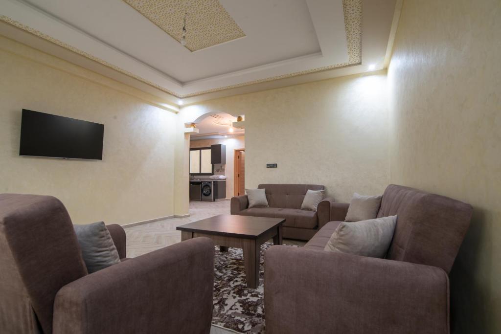 TV a/nebo společenská místnost v ubytování Adam's Apartments,Self CheckIn 6 Mins to Beach Downtown Fiber Optic WiFi Free Parking Same Rules as Hotels