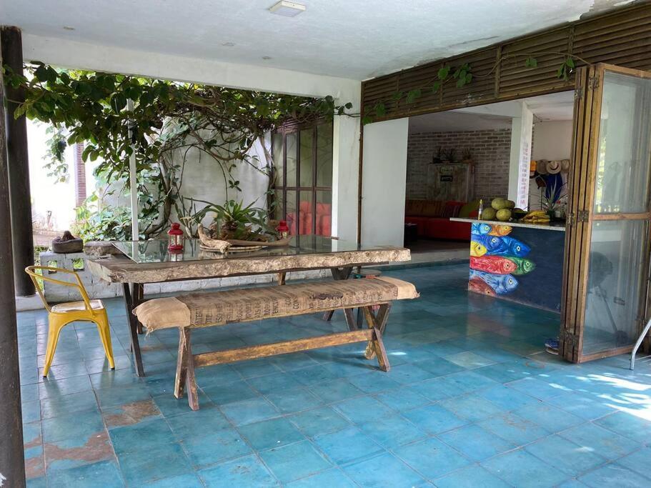 une chambre avec deux bancs en bois et une table dans l'établissement Donde Pulecia Casa de campo, à Armenia